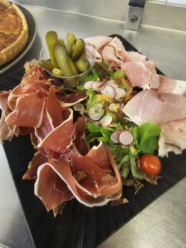 Planche de charcuterie, cornichons et crudités