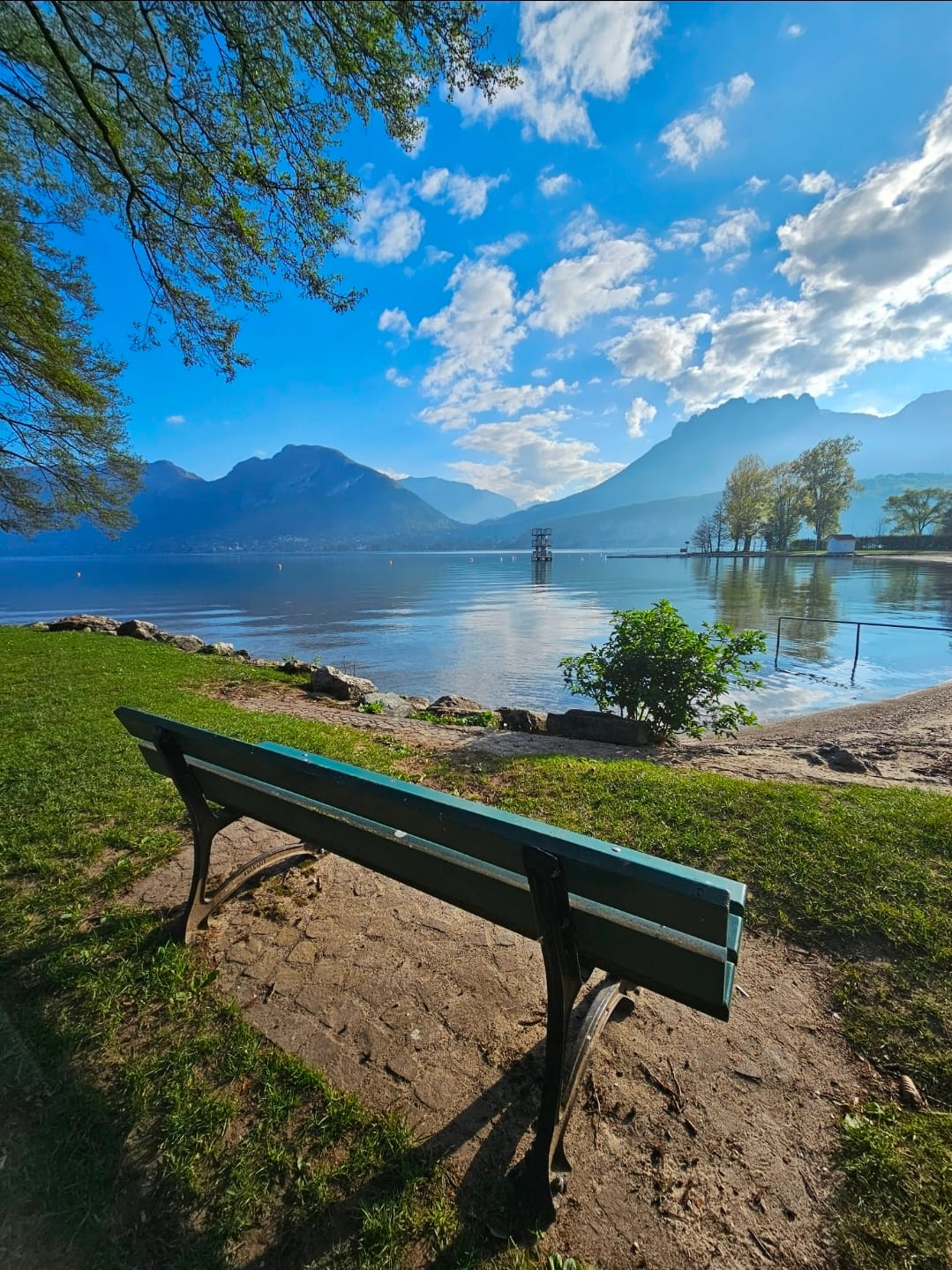 Banc face au lac Annecy