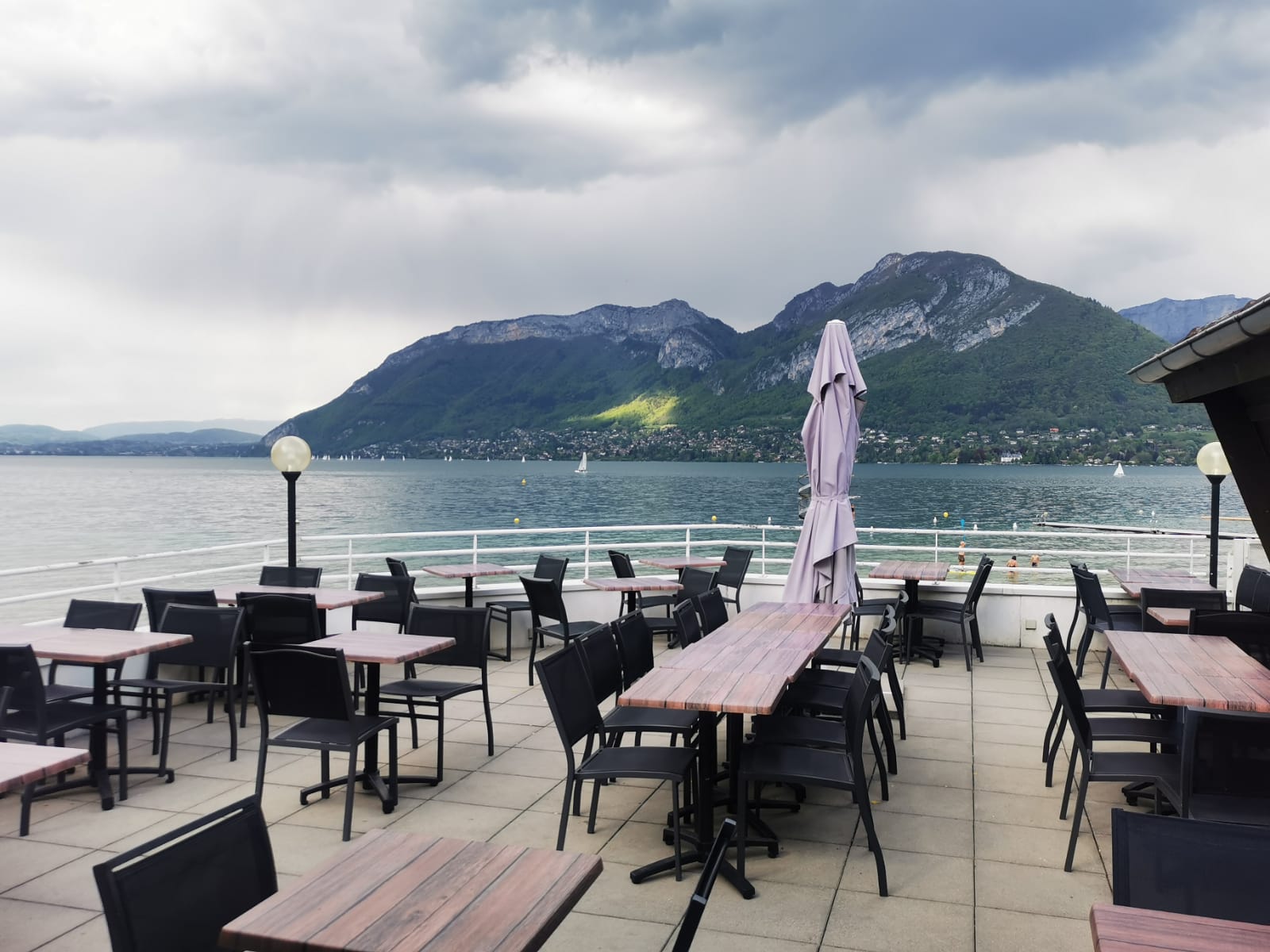 Vue panoramique du lac d'Annecy