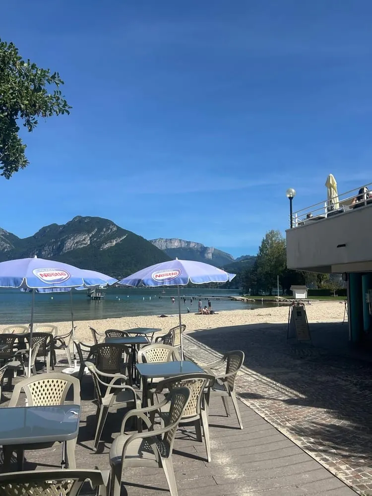 Le lac d'Annecy et les montagnes vus depuis la plage