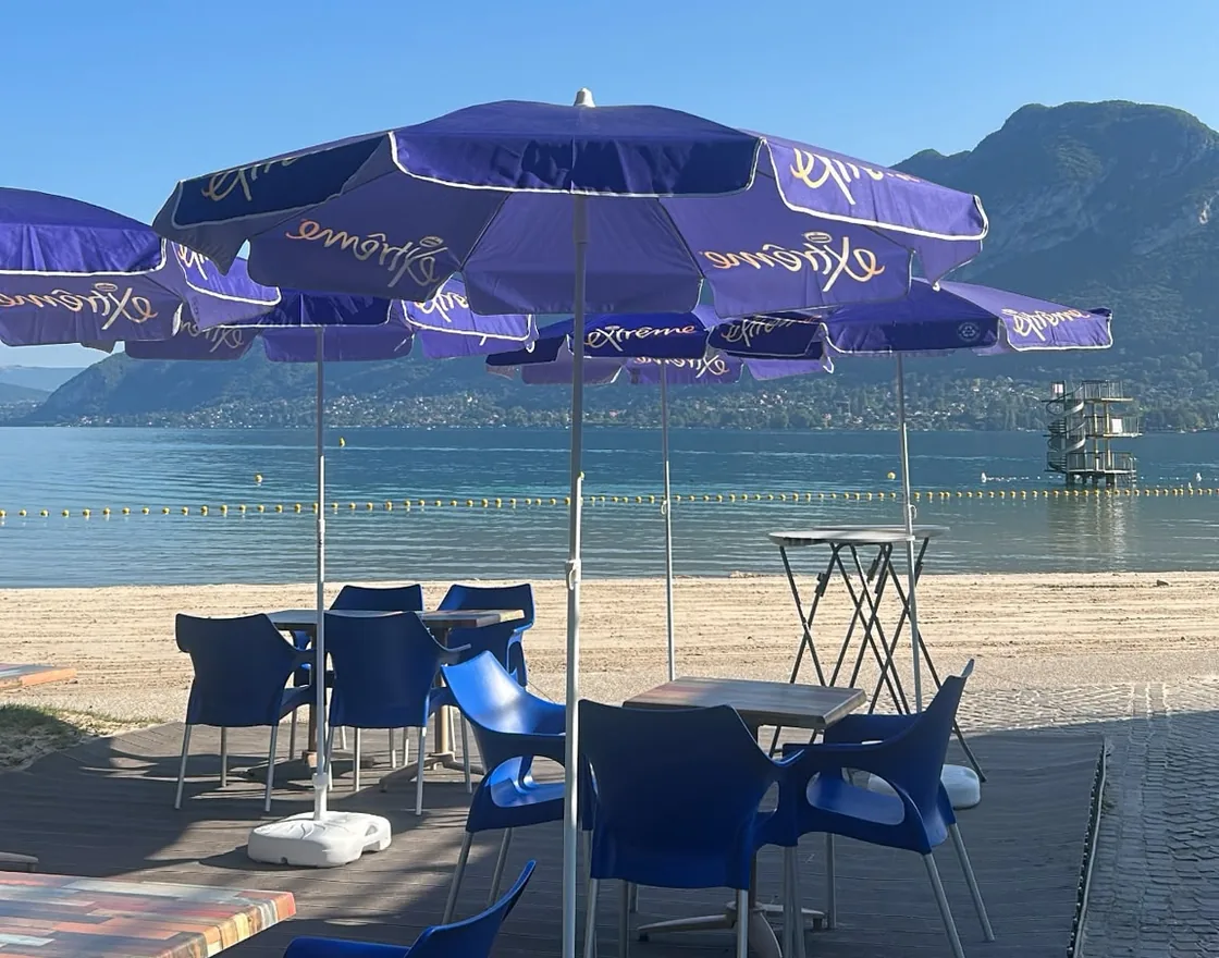 Terrasse du snack sur la plage — parasols, lac d'Annecy et plongeoir